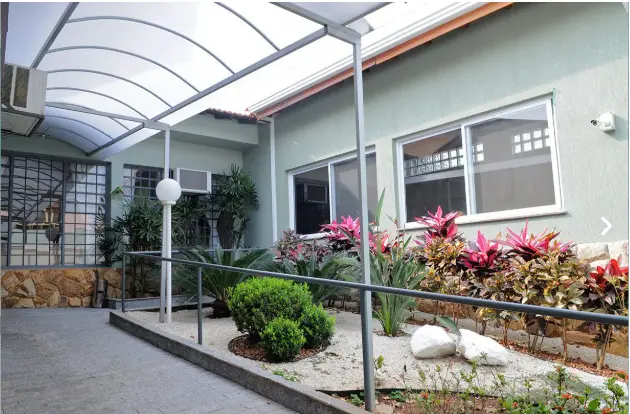 Área externa acessível e arborizada