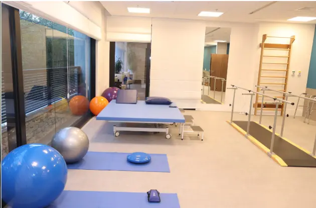 Espaço amplo para fisioterapia e atividades